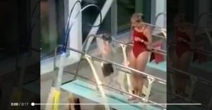 Keď otec natáča syna pri skoku do bazéna (Plavčíčka stredobodom pozornosti)
